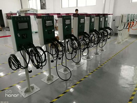 Sistema de carga de vehículos eléctricos, circuitos de detección de proximidad y de codificación de corriente por cable para la interfaz básica