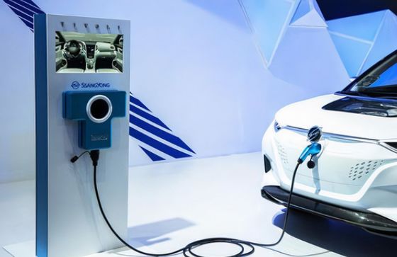 Prueba del sistema de carga de vehículos eléctricos para medir las distancias de desplazamiento y los espacios libres